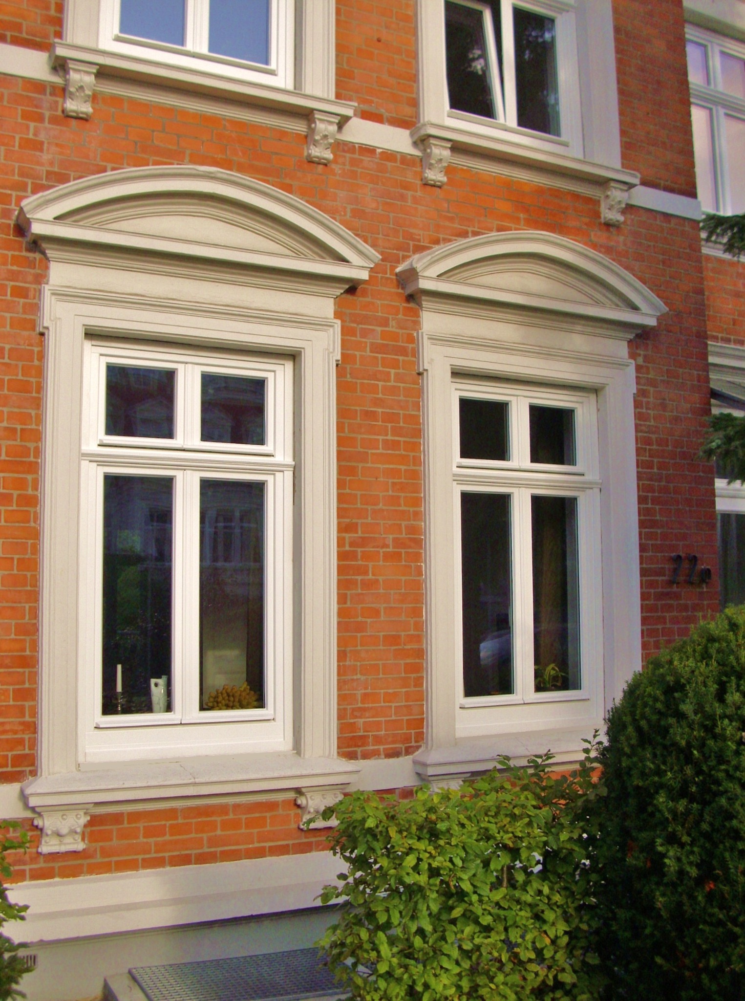 Ornamentierte Fenster mit profilierten Bekleidungen